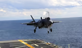 Xem F-35B cất/hạ cánh thẳng đứng điêu luyện trên tàu USS America