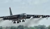 "Pháo đài bay" B-52 rơi mất động cơ khi diễn tập