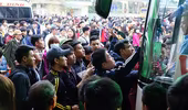Người dân ùn ùn rời Thủ đô: "Biển người" ở bến xe