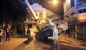Hà Nội: Nửa đêm, xe cẩu mất trụ suýt đổ vào nhà dân