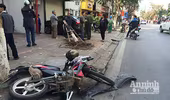 Phố Huế: Ôtô đâm xe máy, lao thẳng vào nhà dân