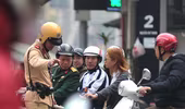 Học sinh, người lớn vô tư không đội mũ bảo hiểm ra đường