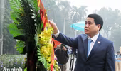 Chủ tịch UBND TP Hà Nội Nguyễn Đức Chung dâng hoa tưởng niệm tại tượng đài V.I Lenin