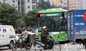 Xe buýt nhanh BRT bị "bao vây", "tạt đầu" đến nghẹt thở