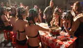 Đại tiệc lẩu ngoài trời biến thành đại tiệc… bikini nóng bỏng