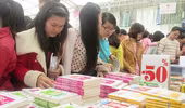 Sách 2.000 đồng “cháy sạp” trong Hội sách mùa xuân 2015