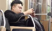 Hốt hoảng gặp "bản sao" Chủ tịch Triều Tiên Kim Jong- un đi tàu điện ngầm ở Chicago