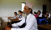 Nepal: Cụ ông 68 tuổi vẫn tới trường học