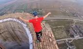 Trình diễn mạo hiểm trên miệng ống khói cao 256m