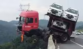 Thót tim, xe tải lao nửa thân ra mép núi