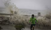 Tỉnh Hải Nam (Trung Quốc) "tê liệt" vì bão Sarika