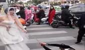 Trung Quốc: Cô dâu dùng xích kéo lê chú rể giữa phố