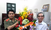 Thiếu tướng Nguyễn Đức Chung, Giám đốc CATP chúc mừng sinh nhật nhà thơ Bằng Việt