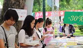 Náo nức tham dự hội chợ sách quốc tế 2015