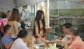 Lại xuất hiện nhân viên mặc bikini "mát mẻ" phục vụ khách