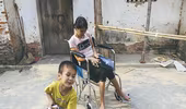 Mẹ ngồi xe lăn chắt chiu từng đồng nuôi con ăn học