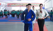 Hoa hậu Đặng Thu Thảo trình diễn catwalk với vận đông viên Judo