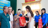 Hoa hậu Kỳ Duyên bỏ "tiền túi" về quê làm từ thiện