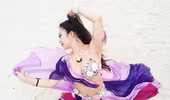 Màn múa bụng huyền ảo trên bãi biển của vũ công bellydance