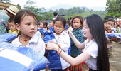 Hoa hậu Ngọc Anh mang "hơi ấm" lên vùng cao Hà Giang