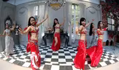 Dàn vũ công bellydance nóng bỏng trong vũ điệu mừng Giáng sinh