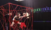 Thí sinh Vietnam’s Next Top Model mùa thứ 7 "nghẹt thở" trong chiếc lồng dây thừng