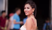 Nguyễn Thị Loan lưng trần quyến rũ làm MC tại Đại hội xăm hình