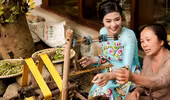Hoa hậu Ngọc Hân tự tay dệt lụa tơ tằm