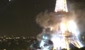 Khói đen bốc lên ở tháp Eiffel, dân Pháp hoảng hồn