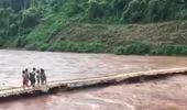 Lũ cuốn phăng cầu treo, thầy trò kinh hãi đứng nhìn