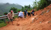 Quảng Ngãi: Sạt lở gây ách tắc giao thông ở huyện vùng cao Sơn Tây