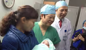 Xúc động đón em bé đầu tiên chào đời bằng phương pháp mang thai hộ