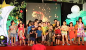 Don Nguyễn vui đùa cùng các em nhỏ trong "Trung thu hội ngộ"