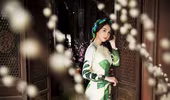 Ngọc Trinh đẹp dịu dàng trong áo dài đón Xuân