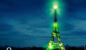 Tháp Eiffel bất ngờ chuyển màu xanh