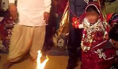 Cô dâu 5 tuổi òa khóc trong đám cưới tại Ấn Độ