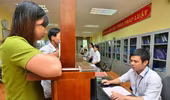 Người dân quen dần việc khai hồ sơ trực tuyến