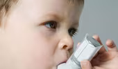 Cha hút thuốc, con tăng 3 lần bị hen suyễn