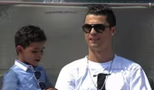 Ronaldo tiết lộ clip "tự sướng" cùng con trai