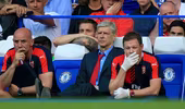 Wenger từ chối bắt tay Mourinho, nổi đóa với trọng tài