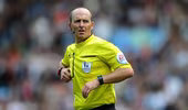 Hàng nghìn CĐV Arsenal ký đơn đòi treo còi Mike Dean