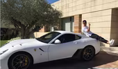 Ronaldo khoe "xế khủng" mới tậu
