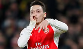 Ozil gánh vác niềm hy vọng cho Arsenal