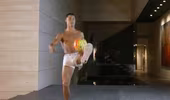 Bất ngờ với clip Ronaldo khỏa thân tâng bóng