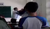 Thầy giáo và nữ sinh đánh nhau "túi bụi" tại lớp học