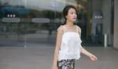 Hoàng Thùy Linh năng động xuống phố