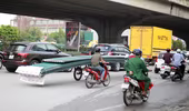 Cần xử lý nghiêm xe thô sơ chở hàng cồng kềnh gây mất an toàn giao thông