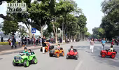 Dàn ô tô điện đồ chơi "tấn công" phố đi bộ khiến nhiều người bức xúc