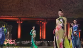 Hồng Quế mặc áo dài tuyệt đẹp là vedette trong đêm hội “Áo dài của chúng ta”