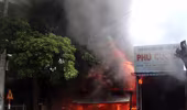 Cháy nhà dân sát trụ sở ngân hàng, nhân viên chạy toán loạn